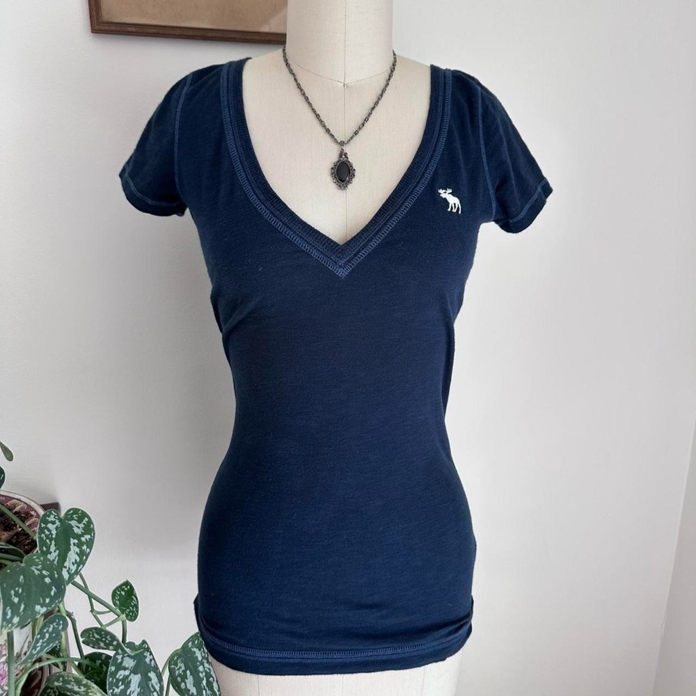 Abercrombie & Fitch navy blue v-neck short sleeve top white embroidered logo
